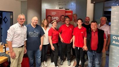 Bild: Edmund Goß/exb
Nach den Neuwahlen: (von links) Vorsitzender Peter Danninger, Robert Klima, Brigitte Bradl, Landtagskandidat Uwe Bergmann, Denise Baumgärtel, Markus Baumgärtel, stellvertretender Landrat Michael Rischke, Anna-Lena Schertel, Toni Kantwerk, Thomas Pickel und Zweiter Bürgermeister Norbert Gradl.