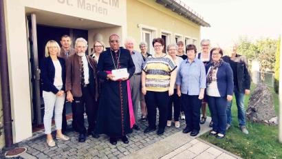 Bild: gz
Der Pfarrgemeinderat und Vertreter von Kolping um Pfarrer Erwin Bauer übergeben an Bischof Beatus 530 Euro für sein Lebenswerk in Tansania, wo er unter anderem in die Bildung der Menschen investiert.