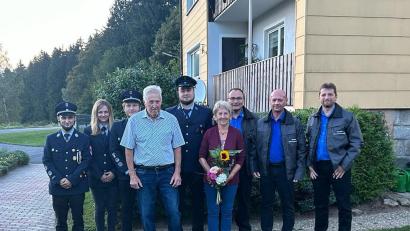 Bild: Christian Weigl/exb
Die Feuerwehr und der Siedlerbund Hermannsreuth gratulierten Werner Weigl (Vierter von links) zum 80. Geburtstag.