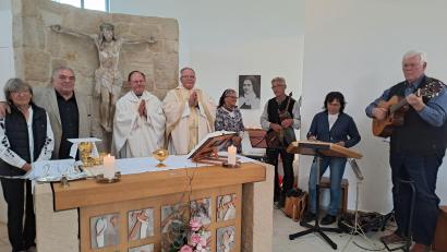 Bild: gis
Dr. Karel Simandel und Ortspfarrer Heribert Stretz (Vierter und Dritter von links) zelebrierten in der von Irene und Dr. Peter Schleicher (von links) errichteten Kapelle den Festgottesdienst. Die Burger-Stubenmusik übernahm die musikalische Begleitung.