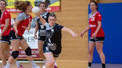 Bild: Guenter Uschold
Franziska Uschold (am Ball) und die Handballerinnen des HV Oberviechtach gastieren am Sonntag bei der HSG Weiden.