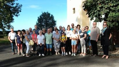 Bild: FU Konnersreuth/exb
Die Teilnehmer der Fußwallfahrt der Frauen-Union Konnersreuth vor der Kirche Maria Loreto.