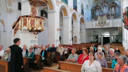 Bild: Koller/exb 
Die Kolping-Gruppe aus Amberg ließ sich in der Abteikirche bei der Kirchenführung von Benediktinerfrater Joachim über alles Wissenswerte informieren.