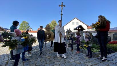 Bild: gri
Die Kindergartenkinder von St. Martin begleiteten die Mitglieder des Obst- und Gartenbauvereins Freudenberg-Wutschdorf und die Erntekrone auf dem Weg in die Pfarrkirche.