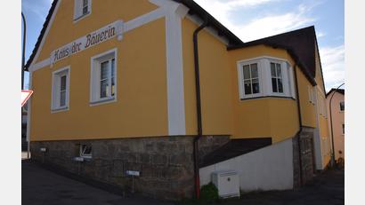 Bild: fla
An der rückwärtigen Seite des Gebäudes, dem "Haus der Bäuerin" in Waldthurn, müsste die Wärmepumpe oberhalb des Sockels angebracht werden.