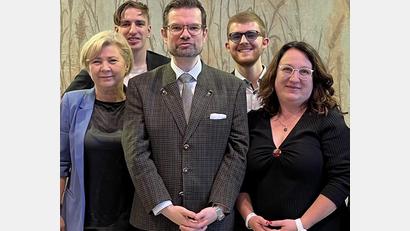 Bild: Stopkova/exb
Ministerbesuch bei der Schwandorfer FDP: Marco Buschmann (Mitte) zusammen mit den Kandidaten (von links) Ileana Pößl, Pascal Hanke, Leopold Heinz und Janette Stopkova.