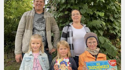 Bild: Louisa Teubner/exb
Die Gewinner des Leonberger Gemeinderätsel-Wettbewerbs, Luise Burger, Johanna Heindl und Paul Wührl (von links), mit den Jugendbeauftragten Martin Teubner und Tanja Wettinger.