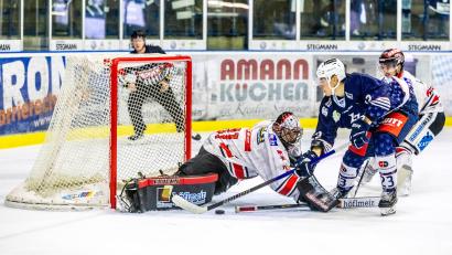 Archivbild: Tobias Neubert
Daniel Bruch (blaues Trikot) vor dem Kasten des Memminger Keepers Marco Eisenhut: Die mit drei Siegen gestarteten Blue Devils Weiden treffen am Wochenende auf Lindau und Höchstadt.