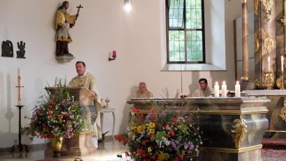 Bild: Pfarramt Tirschenreuth/exb
Die Sanierung der Friedhofskirche St. Johannes ist abgeschlossen. Generalvikar Dr. Roland Batz (links) war der Hauptzelebrant beim feierlichen Einweihungsgottesdienst der Friedhofkirche.