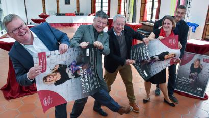 Bild: Stephan Huber
Gute Stimmung bei der Pressekonferenz zur elften Amberger Lachnacht. Oberbürgermeister Michael Cerny (links) und weitere Organisatoren werben für die Veranstaltung im Stadttheater Amberg.