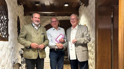 Bild: Marko Pammer/exb
Bürgermeister Frank Zeitler und der Vorsitzende des Organisationsausschusses des Mittelalterlichen Markts, Karl Beer, bedanken sich bei Bernhard Wild (Mitte) für sein jahrelanges Engagement.