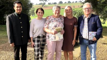 Bild: wro
Hannelore Kellner (Mitte) feierte jetzt ihren 80. Geburtstag. Es gratulierten die Töchter Doris (Zweite von links) und Bettina sowie Pfarrvikar James George (links) und Bürgermeister Toni Dutz.