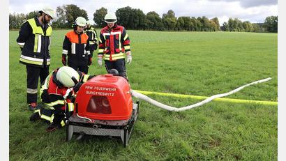 Bild:  KBM Alexander Kleber/exb
Bei der Maschinistenausbildung der Feuerwehr in Vohenstrauß ist theoretisches und praktisches Wissen gefragt.