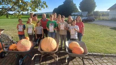 Bild: OGV Wolfring/exb
Die Gewinner der Gartenfruchtwettbewerbe des OGV Wolfring. In der Mitte Hannes Wolf vor seinem Siegerkürbis mit 50 Kilogramm Gewicht.