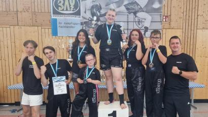 Bild: Alexandra Fizia
Die erfolgreichen Kämpfer und Trainer des Kickboxclubs Amberg: (von links) Coach Albin Kosiorek, Tom Hofmann, Jenny Wurster, Josephine Fizia, Laura Paßler, Samantha Birrong, Max Fizia, Coach Erich Aul.