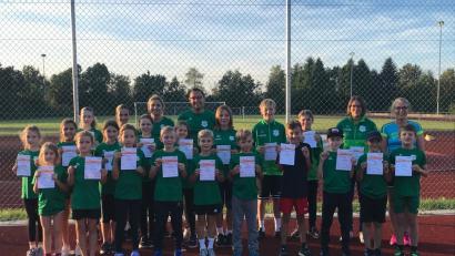 Bild: ATSV Tirschenreuth/exb
34 Teilnehmer nutzten die Möglichkeit, bei der ATSV-Sparte Leichtathletik das Sportabzeichen zu erwerben. Nun durften die Teilnehmer ihre Urkunden und Abzeichen entgegennehmen.
