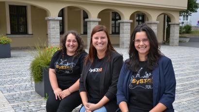 Bild: as
Dieses Trio sorgt für frischen Wind in der offenen Jugendarbeit des Landkreises: Daniela Zimmet, Koordinatorin Theresia Beer und Nicole Mißler (von links) freuen sich auf die Arbeit vor Ort.