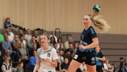 Bild: Dieter Jäschke
Tara Melina Schumacher (rechts) von der HSG Weiden im Angriffsmodus: Die Weidener Handballerinnen empfangen zum Derby und Schlagerspiel den HV Oberviechtach.