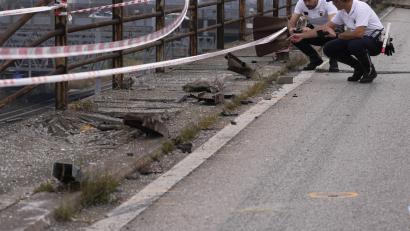 Bild: Antonio Calanni
Lokale Polizisten ermitteln nach einem Busunglück an der Unfallstelle. Nach dem schweren Busunglück in Venedig mit mehr als 20 Todesopfern ermittelt jetzt die Staatsanwaltschaft.