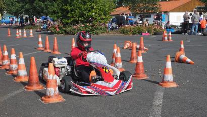 Bild: kek
Auf dem Parkplatz des Freibads in Auerbach war die Strecke für die jungen Kartfahrer abgesteckt.