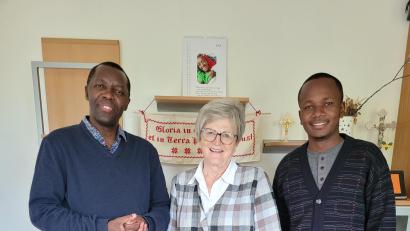 Bild: Aktion Feuerkinder/exb
Beim Aufenthalt in Waldsassen besuchten Dr. Annemarie Schraml und Krankenhaus-Verwalter Frank Medarakini auch Pfarrvikar Dr. Timon Ochieng Odeny.