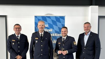 Bild: GPI Waidhaus / exb
Polizeihauptkommissar Andreas Lamprecht (von links nach rechts), Polizeipräsident Thomas Schöniger, Polizeioberkommissar Michael Mühlbauer und Personalratsvorsitzender Christian Kiener.