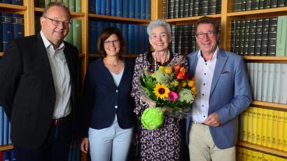 Bild: Kunz
Brigitte Wührl (Zweite von rechts) ist seit 50 Jahren Steuerberaterin und vereidigte Buchprüferin. Dazu gratulieren Norbert Scholz, Julia Martin, und Alfred Lauterbach (von links).