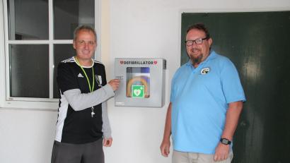 Bild: prh
Der DJK-Förderverein Fußball mit Vorsitzendem Markus Zimmermann (rechts) spendet der DJK-Fußballabteilung einen Defibrillator. Über das lebensrettende Gerät freut sich Fußball-Abteilungsleiter Achim Neupert.