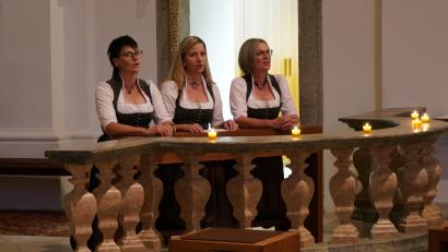 Bild: fvo
Die Gruppe TriAngel mit Andrea Götz, Steffi Daubenmerkl und Doris Völkl (von links) beginnt den Abend knieend am Altar mit dem „Da knie ich Maria“.