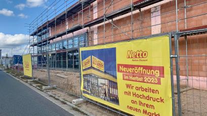 Bild: Gabi Schönberger 
"Neueröffnung im Herbst 2023", heißt es auf dem großformatigen Werbeplakat von Netto, das am Bauzaun der Baustelle in der Robert-Bosch-Straße in Weiden hängt. Daraus ist erst mal nichts geworden. Nur der Rohbau steht. Es gibt einen Baustopp.
