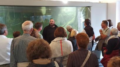 Bild: Museumsquartier/exb
Fischwirt Christoph Kick erklärt das Haus am Teich.
