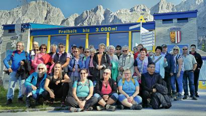 Bild: bsc
Auf ihrer dreitägigen Reise eroberte die Kolpingsfamilie Friedenfels auch den Dachstein. Im Bild ein Teil der Reisegruppe mit Pfarrer Joseph (vorne rechts), der zusammen mit den Teilnehmern eine Messe in Ramsau feierte.