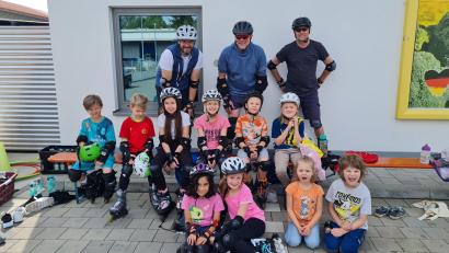 Bild: exa
Die Übungsleiter Armin Greger (stehend, von links), Udo Wegmann und Alexander Heindl zeigten den Kindern das richtige Inlinern.