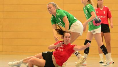 Archivbild: mhs
Nathalie Fleischmann setzt sich mit allen Kräften am Kreis durch: Die Handballerinnen der HSG Nabburg-Schwarzenfeld wollen in Bayreuth punkten.