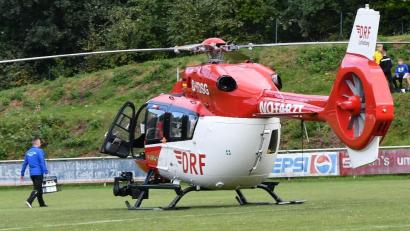 Bild: Nachtigall
Ein Rettungshubschrauber war am Sonntag auf dem Fußballplatz des ASV Neustadt im Einsatz. Ein Spieler der DJK Neustadt hatte sich dem Vernehmen nach den Arm gebrochen.