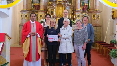 Bild: Thomas Nübler/exb
Der Pfarrgemeinderat Großschönbrunn übergibt eine Spende an den SkF Amberg (von links): Pfarrer Benny Josef, Stefanie Lederer, Annette Nübler, Evelyn Fritsche, Erwin Hubmann, Anna Maier und Cornelia Herrnberger.