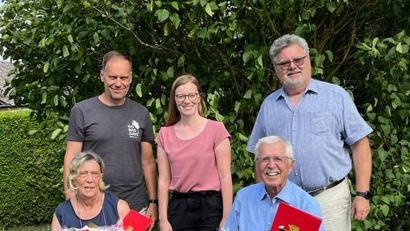 Bild: Thomas Ruhland/exb
Stellvertretender Vorsitzender der SPD Schirmitz, Christoph Schiesl, Vorsitzende Nicole Bäumler und Fraktionssprecher Walther Piehler (hinten, von links) gratulieren den beiden neuen Ehrenmitgliedern Erika Bäumler und Klaus Schmalzreich.