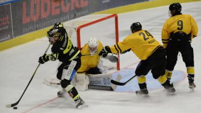 Bild: Andreas Brückmann
Der 11:0-Sieg gegen den EHC Bayreuth (Bild) hatte für den ERSC Amberg (links Brendan Walkom) zuletzt wenig Aussagekraft. Im letzten Testspiel vor dem Saisonstart geht es gegen den ESC Vilshofen.