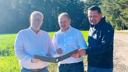 Bild: Roland Lauch/exb
Oberbürgermeister Andreas Feller unterzeichnet mit den Vertretern der Wind 18 GmbH, Stefan Habermeier und Richard Winderl (von links), eine Absichtserklärung und eine Bestätigung der Zusammenarbeit beim Ausbau der Windenergie in der Stadt Schwandorf.