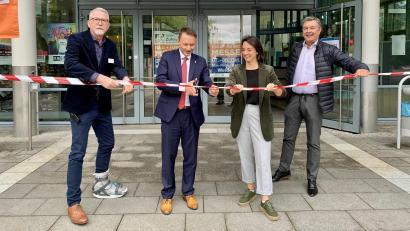 Bild: Gabi Schönberger
Die Vertreter der Ausstellungsveranstalter starten die elfte Auflage der Weidener Bau- und Immobilienmesse (von links): Johannes Häring (Geschäftsführer der Max-Reger-Halle), Oberbürgermeister Jens Meyer, Olivia Biedermann (Mattfeldt + Sänger Marketing und Messe AG) und Detlev Haas (Leiter des Verlagskundengeschäfts von Oberpfalz-Medien).