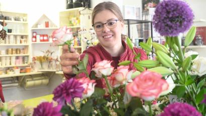 Bild: Gabi Schönberger
Kathrin Köhler an ihrem Arbeitsplatz bei Blumen Steinhilber in Weiden
