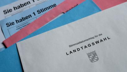 Symbolbild: Sven Hoppe /dpa
In Weiden haben Briefwählerinnen und Briefwähler kurz vor der Landtagswahl erneut falsche Stimmzettel bekommen.