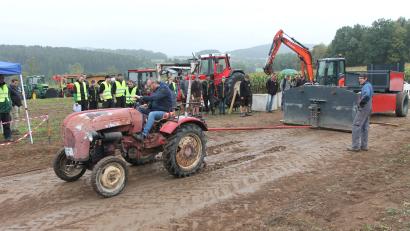 Bild: pi
Beim Bremswagen-Ziehen macht auch Bürgermeister Markus Bauriedl eine gute Figur.