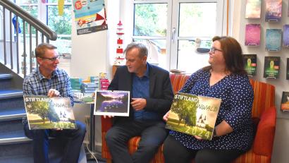 Bild: ubb
Fotograf und Herausgeber Matthias Kunz, Lebenshilfe-Geschäftsführer Berthold Kellner und Buchhändlerin Margot Konz (von links) stellten den neuen Jahreskalender 2024 „Steinwald und Stiftland“ des Wiesauer Fotografen vor.