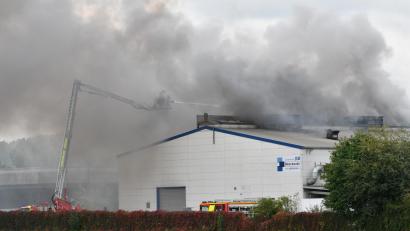 Bild: Petra Hartl
Um 11.35 Uhr brach am Donnerstag bei Guss Auer in Ammersricht ein Großbrand aus. Die Feuerwehr war sofort vor Ort.