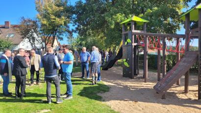 Bild: Fritsch/exb
Viele Gäste kamen zur Spielplatzeinweihung in Wildenau.