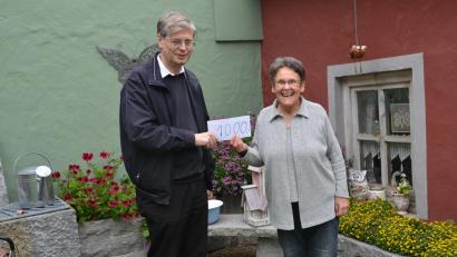 Bild: dob
Christa Wildenauer übergibt Pfarrer Norbert Götz eine Spende von 1000 Euro.