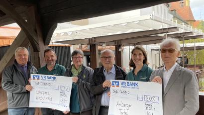 Bild: Anna Bogner/exb
Insgesamt 5000 Euro spendet das Bootshaus-Team an den Naturpark Hirschwald und die Amberger Tafel (von links): Markus Dollacker, Klaus Herdegen, Isabel Lautenschlager, Günter Preißl, Eva Bogner und Bernhard Saurenbach.