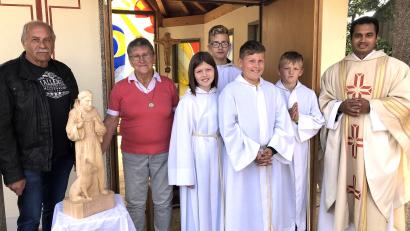 Bild: wro
Gabi Eichenseher, Eigentümerin der Kapelle in Mühlhof, Künstler Manfred Dietz (links), einige Ministranten von Sankt Michael und Pater James mit der neuen Heiligenfigur nach deren Segnung.
