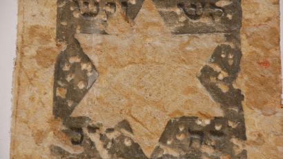 Bild: Andreas Royer
Der Hochzeitsstein an der Nordseite der Sulzbacher Synagoge, an dem die Frischvermählten das Glas zerschlugen, wurde bei der Sanierung als Zeugnis der reichen jüdischen Vergangenheit Sulzbach-Rosenbergs freigelegt.